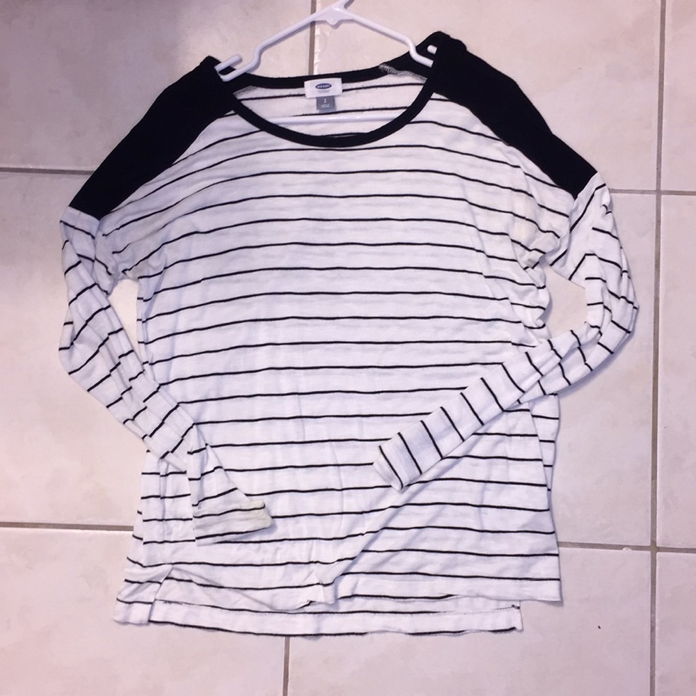 Oversized white and black striped top.